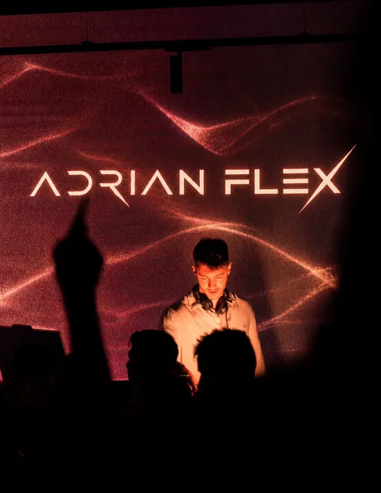 Adrian Flex: Un nombre que suena a escenario.